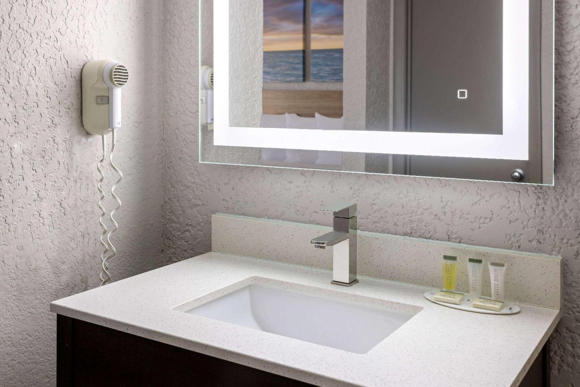 Days Inn By Wyndham Fort Pierce Midtown Екстер'єр фото