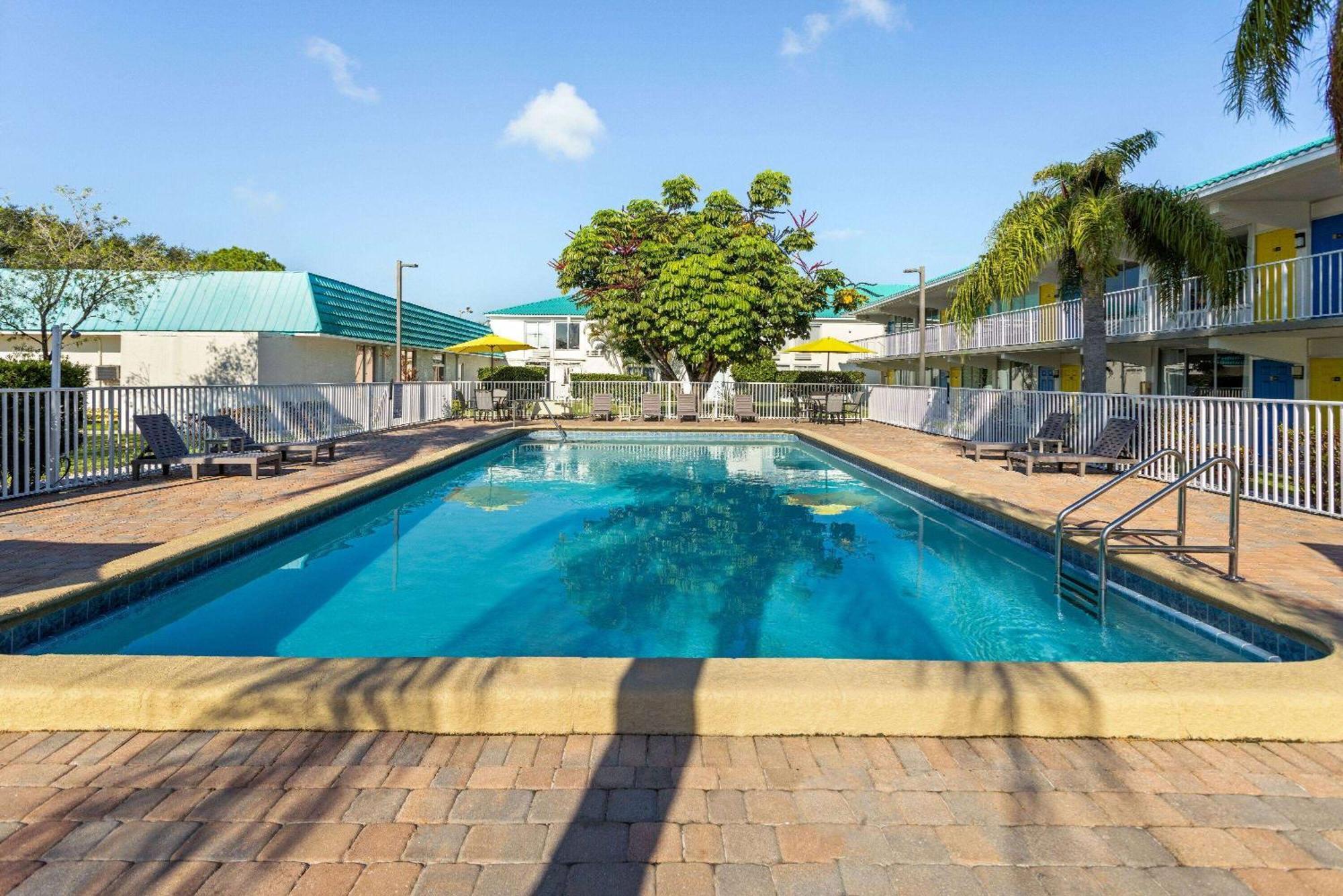 Days Inn By Wyndham Fort Pierce Midtown Екстер'єр фото
